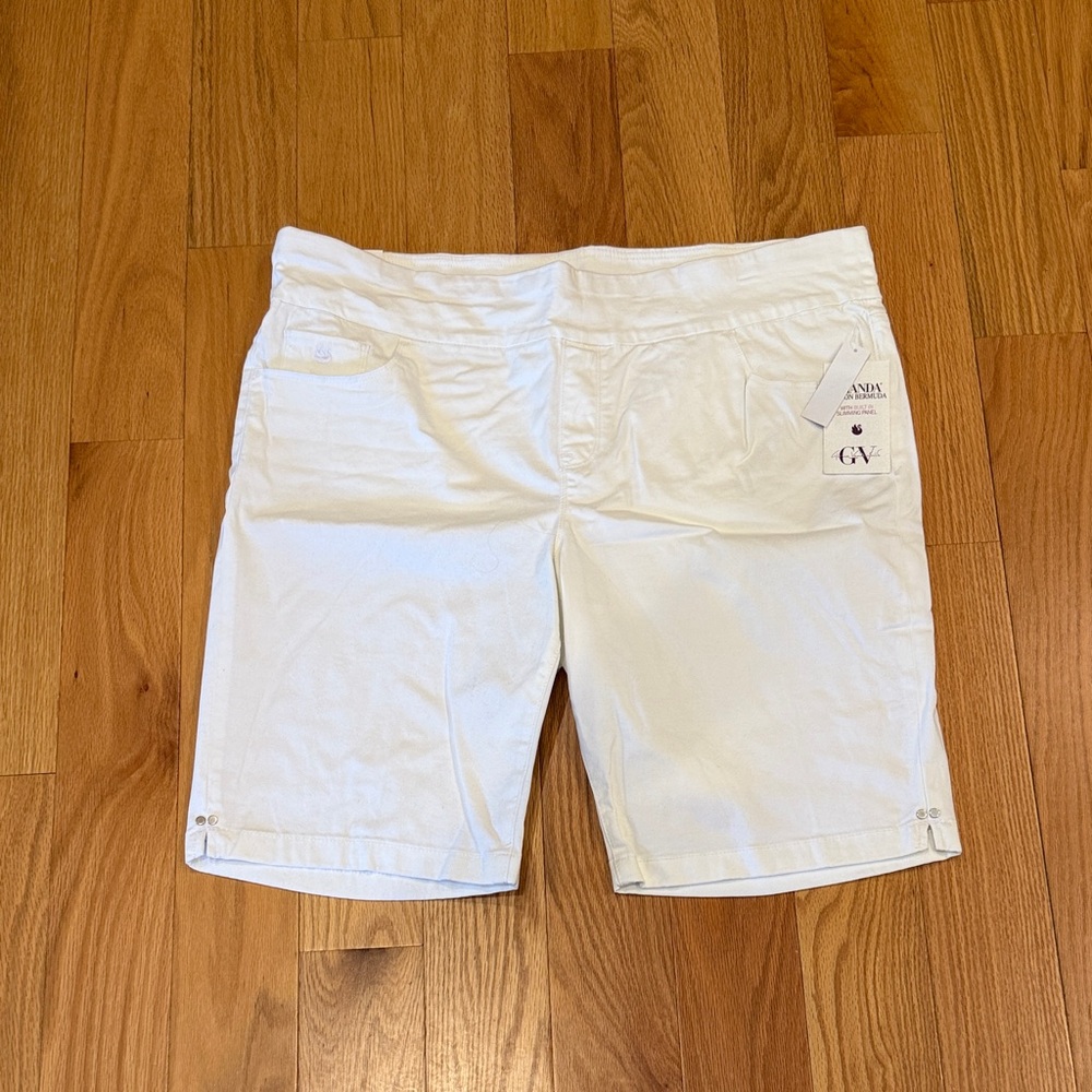 Gloria Vanderbilt Women's white Bermuda Shorts
